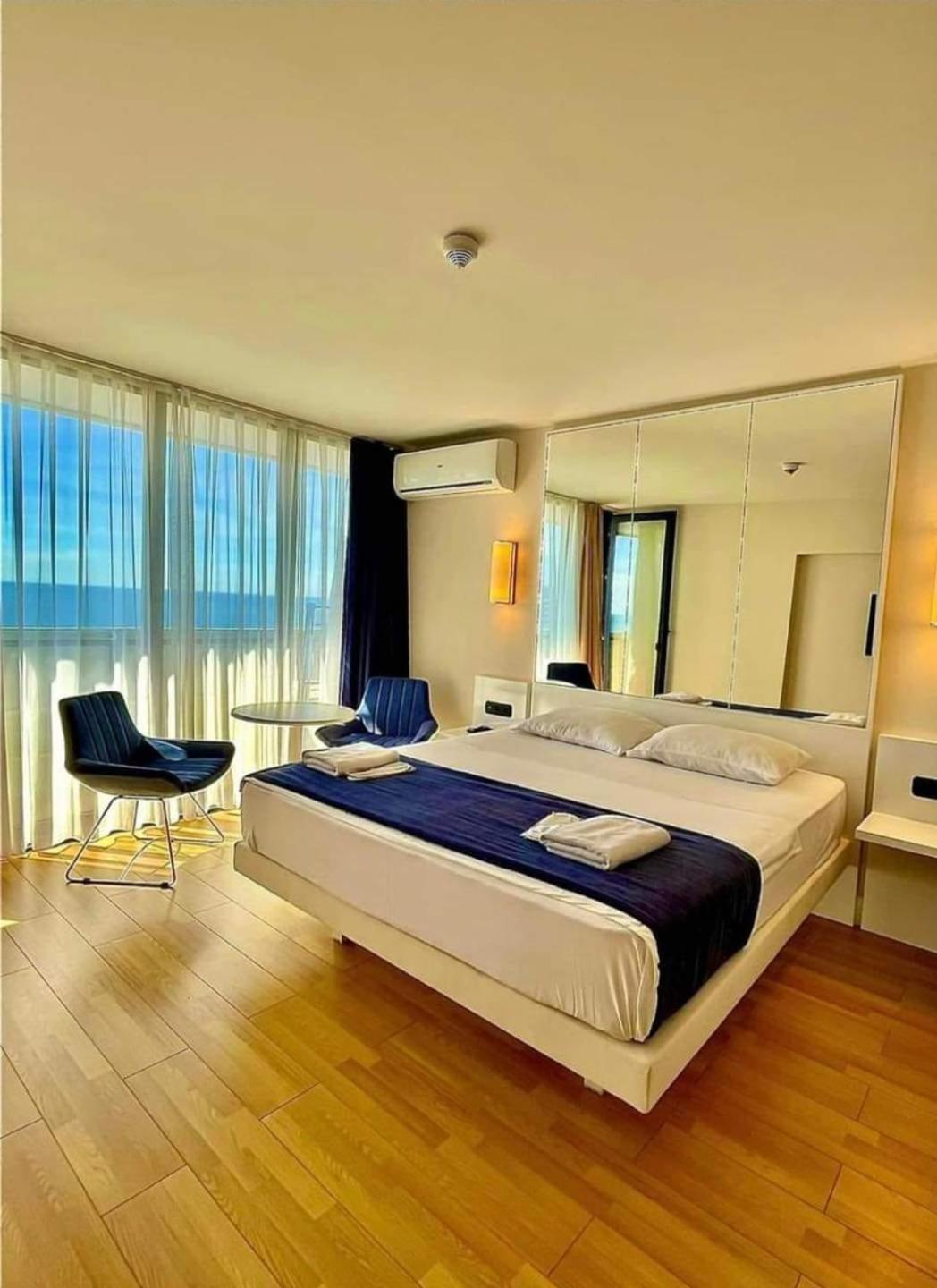 Natalia -Apartments In - Orbi City Batoemi Buitenkant foto